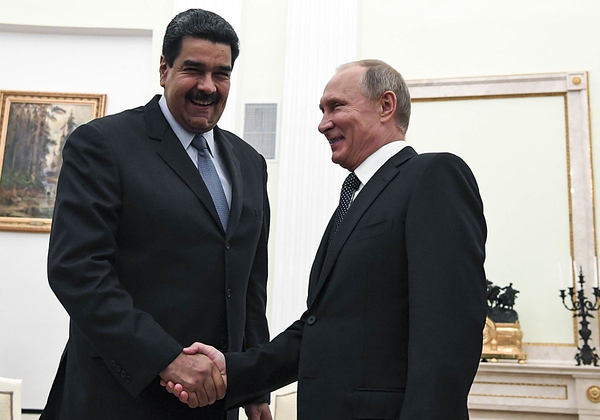 Maduro estrecha la mano de Putin durante una reunión en Moscú celebrada en 2017
