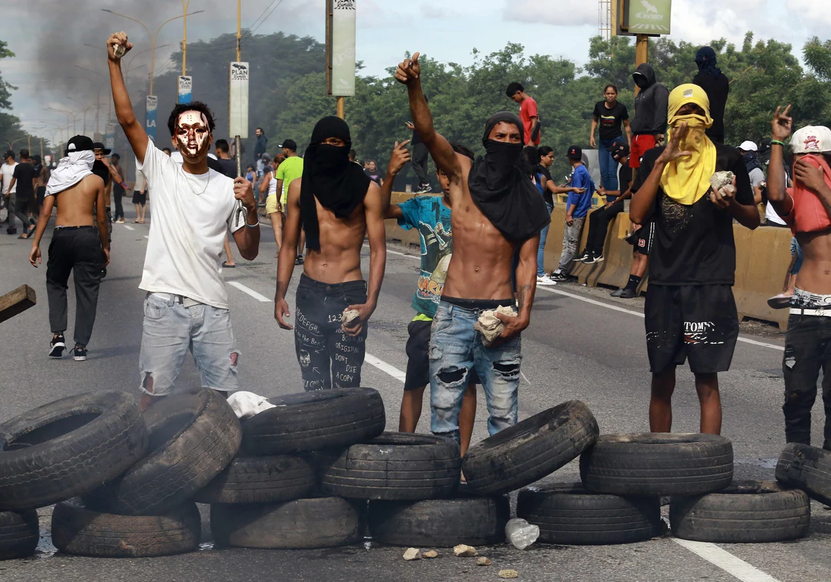 Manifestantes protestan contra Maduro en el estado de Carabobo