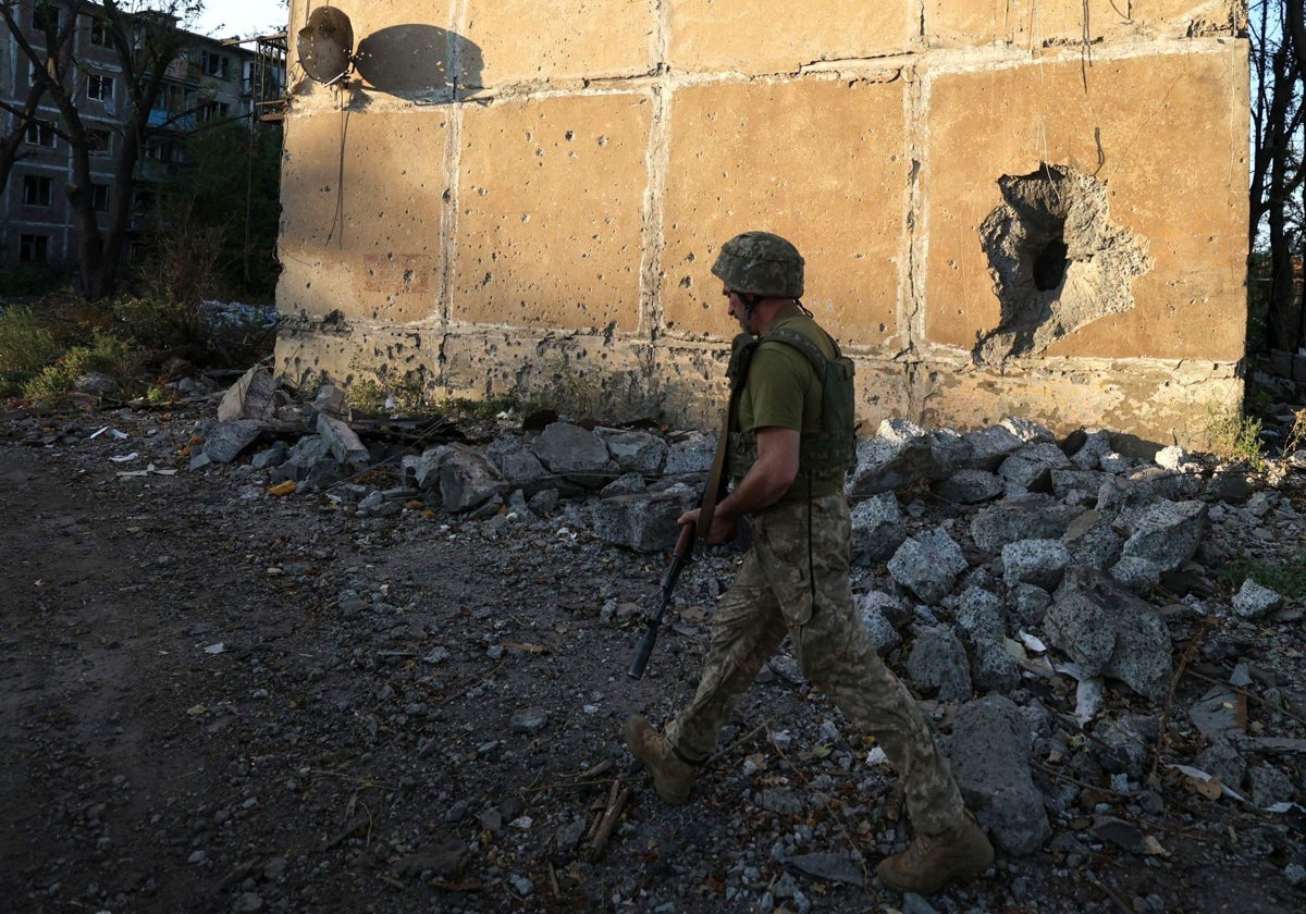 Un soldado ucraniano recorre una zona de ruinas en Chásiv Yar