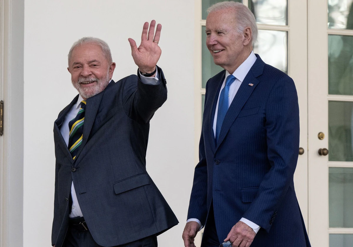 Lula y Biden caminan juntos durante una visita del presidente de Brasil a la Casa Blanca