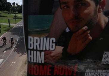 Familiares de los rehenes vuelven a bloquear la principal autopista de Tel Aviv para exigir un acuerdo