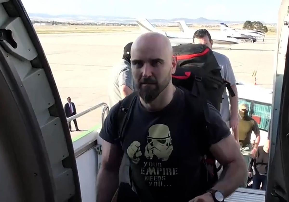 Pablo González, tras el intercambio.