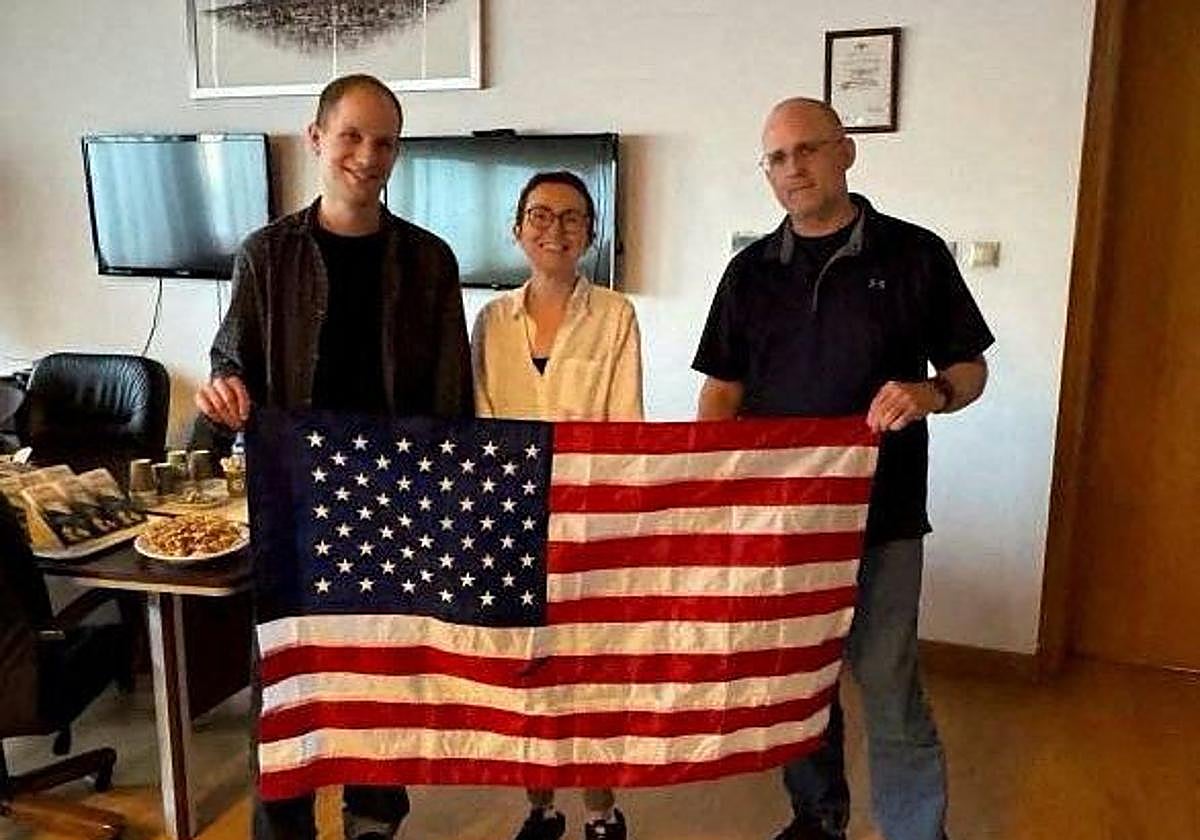 El periodista estadounidense Evan Gershkovich posa tras ser liberado.