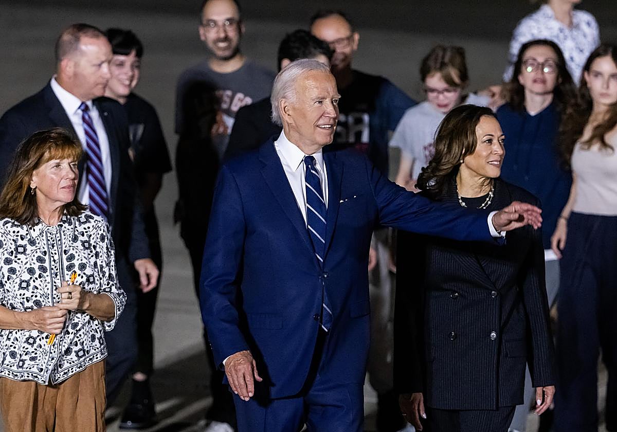 Joe Biden y kamala Harris reciben a los prisioneros estadounidenses liberados.