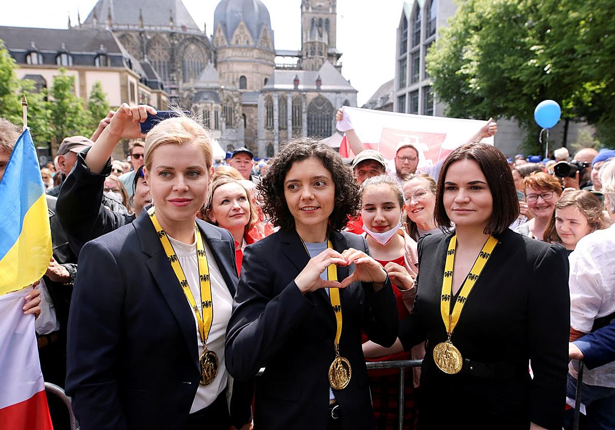Las activistas bielorrusas Sviatlana Tsikhanouskaya, Veronika Tsepkalo y Tatsiana Khomich reciben el premio Carlomagno en Alemania