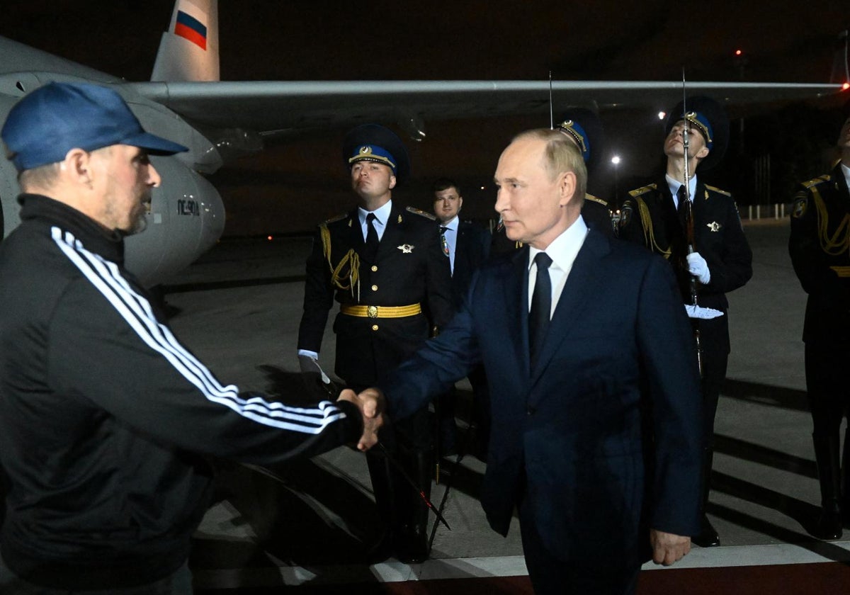 Krasikov saluda a Putin a su llegada a Moscú la noche dle jueves, junto al resto de presos liberados