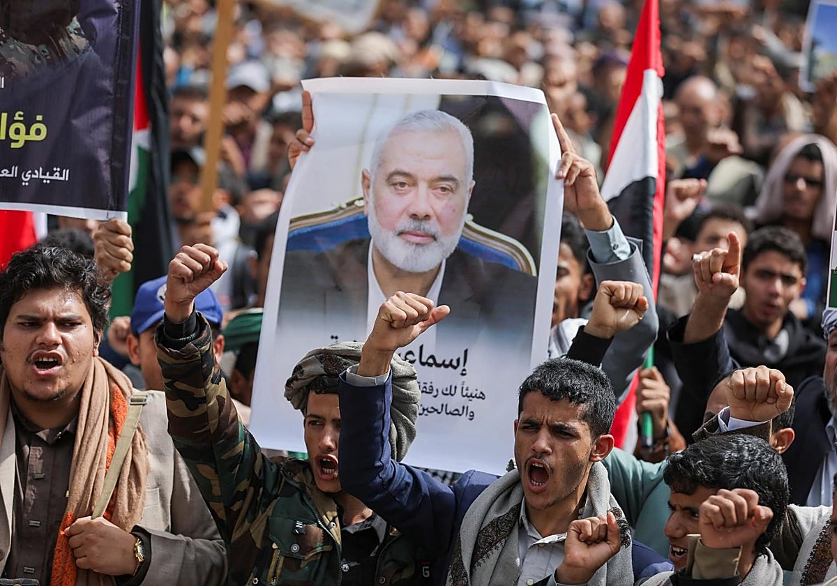 Un manifestante muestra una imagen del líder de Hamás, Ismael Haniuyeh, en una protesta en Yemen