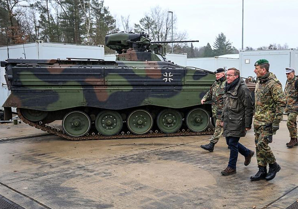 El ministro de Defensa Alemán, Boris Pistorius, en una base militar en Munster, el pasado febrero