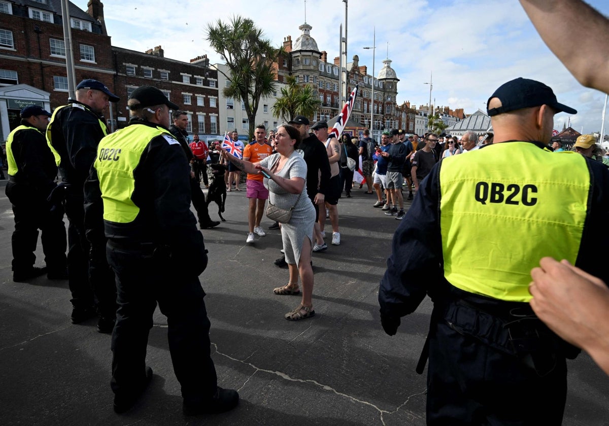 Trabajadores de la policía británica en un encuentro anti-inmigración