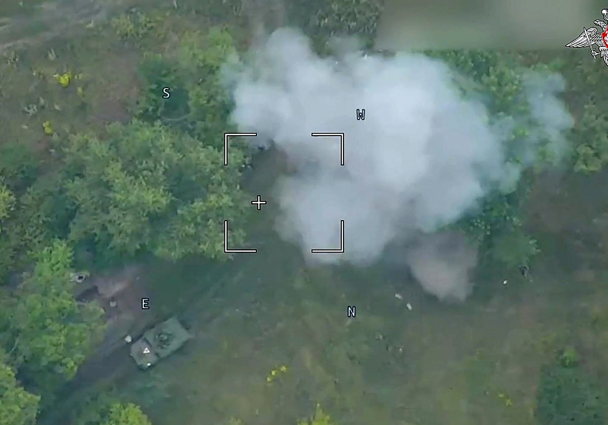 Imágenes de un dron ruso atacando vehículos armados del Ejército ucraniano en Kursk