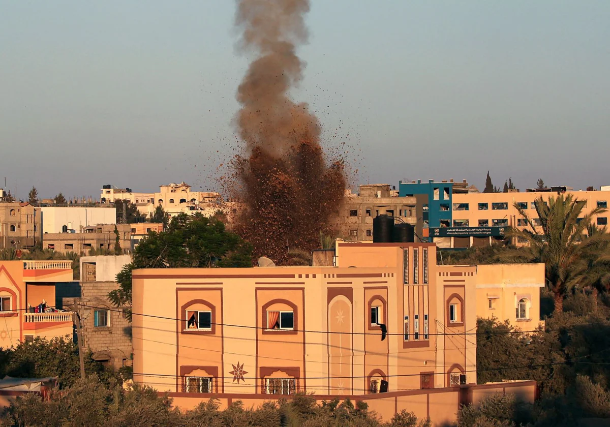 Momento de un bombardeo israelí en el centro de la franja de Gaza