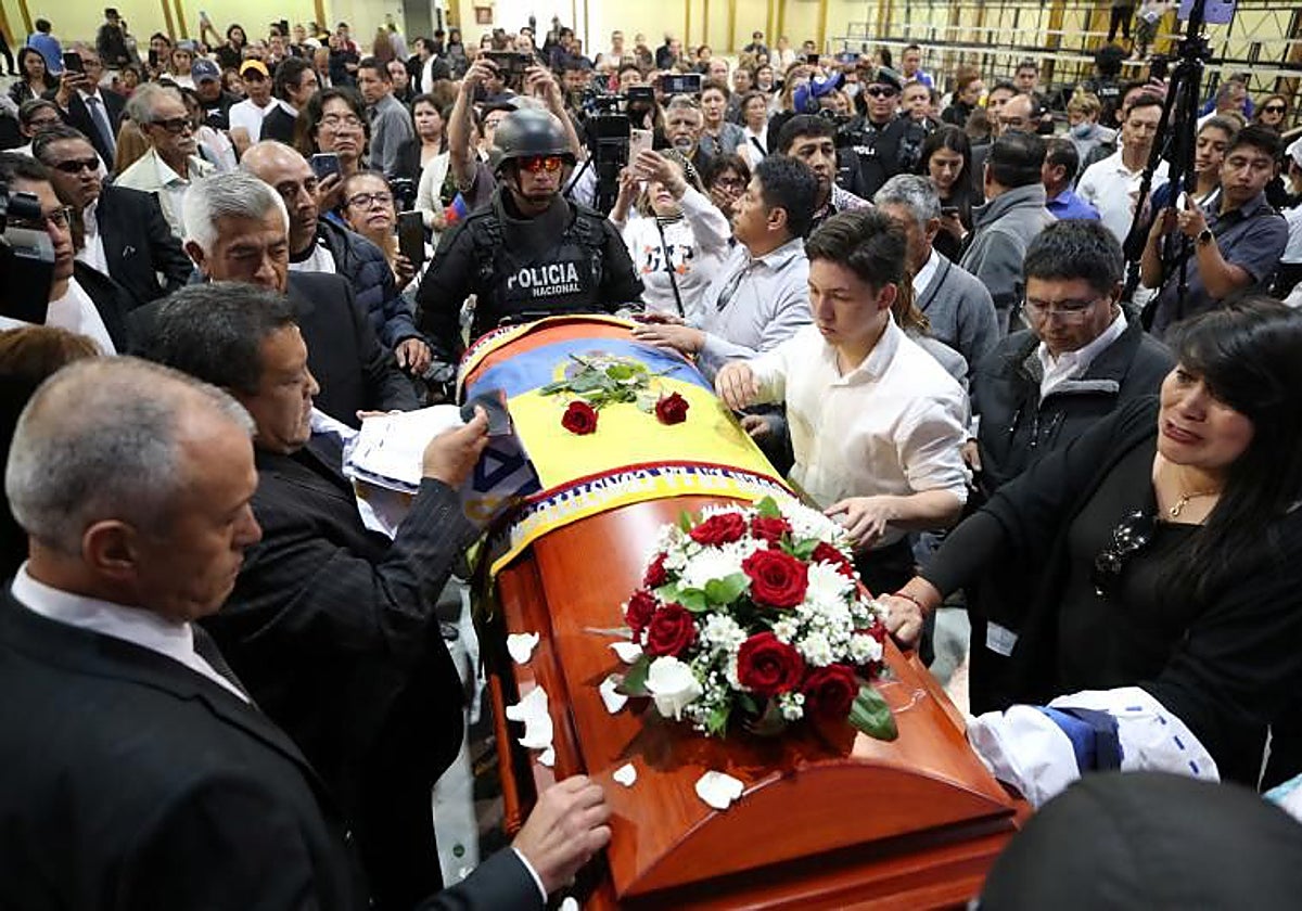Familiares y simpatizantes acudieron al funeral de Fernando Villavicencio el 11 de agosto de 2023