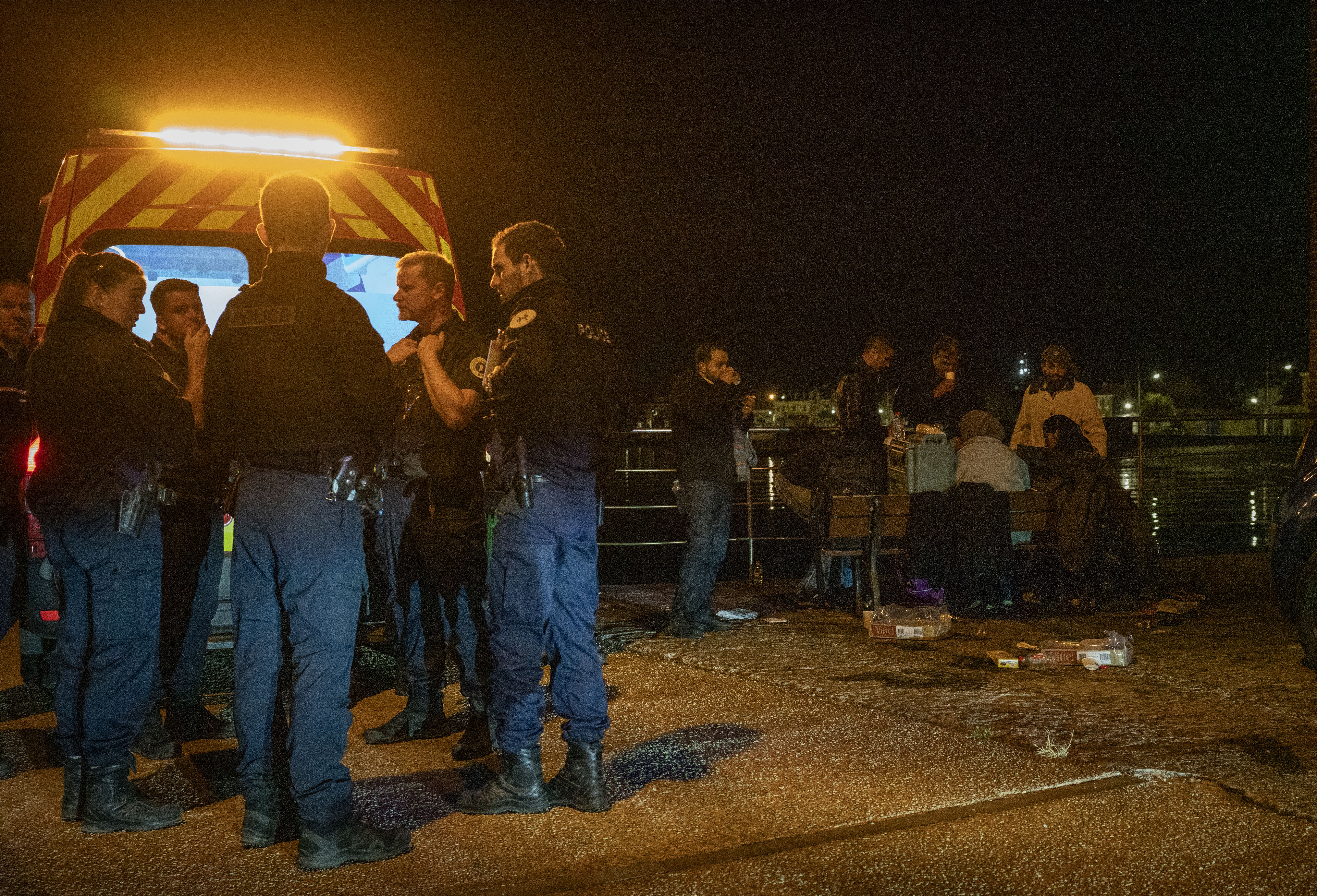 Tras el naufragio de una barca hinchable en el canal, y bajo la mirada de la Policía, los voluntarios de la ONG Utopía 56 atienden a los migrantes