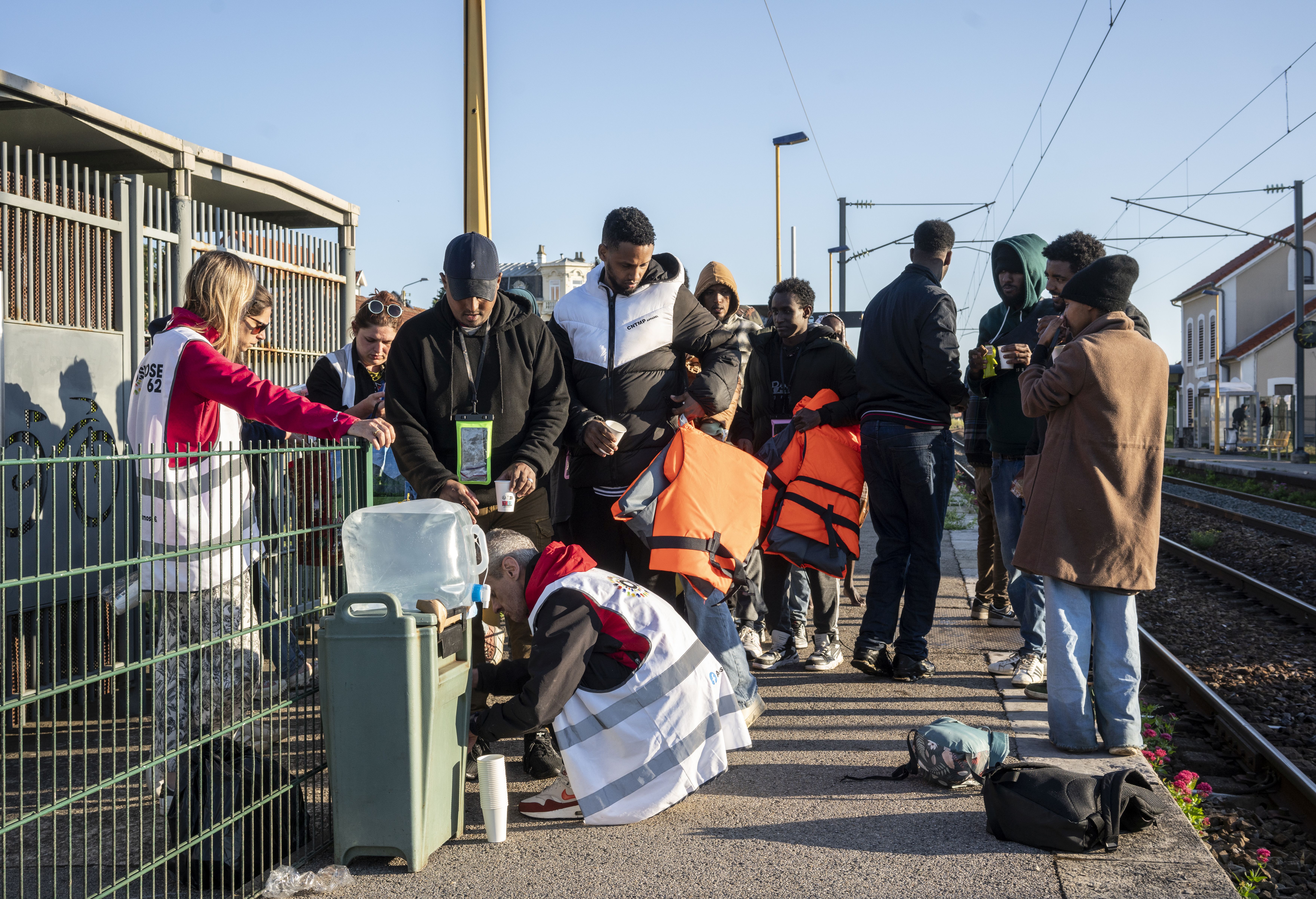 Un grupo de inmigrantes recién naufragados recibe atención de la ONG Utopía 56