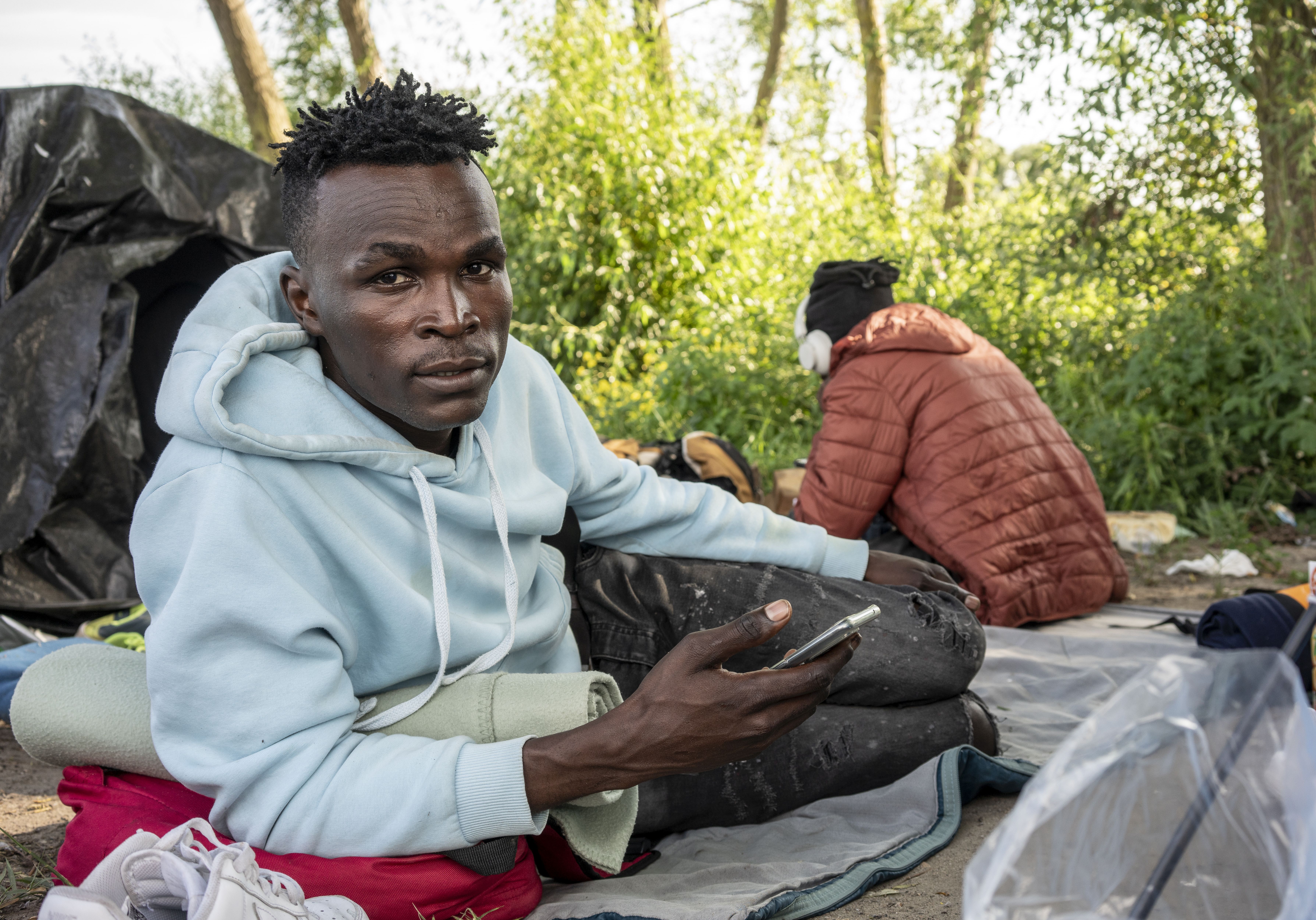 Varios inmigrantes en un campamento a las afueras de Grande-Synthe