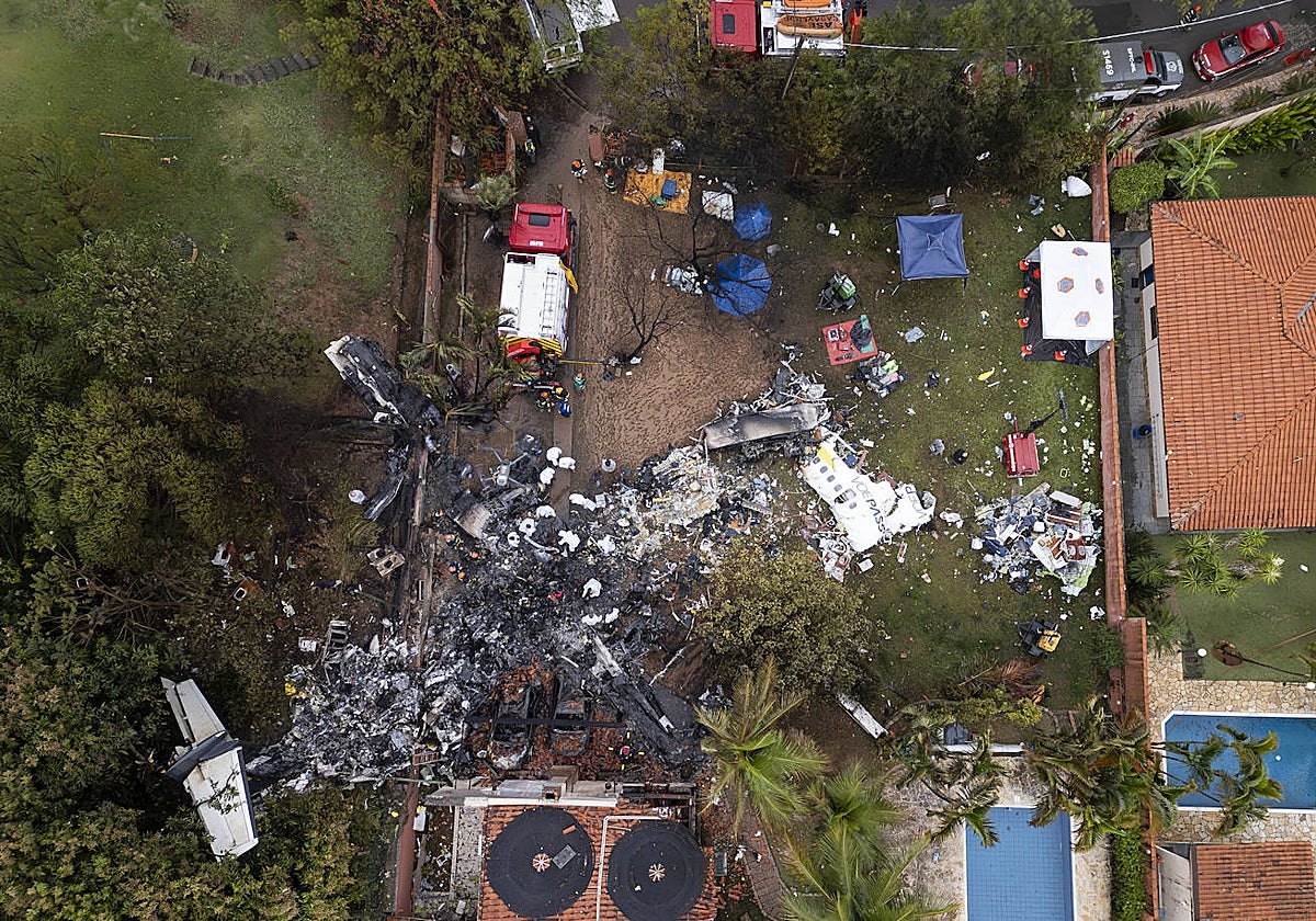 Agentes de la policía científica de Brasil trabajando este sábado, en los restos del fuselaje del avión de la aerolínea Voepass que se estrelló en la ciudad de Vinhedo