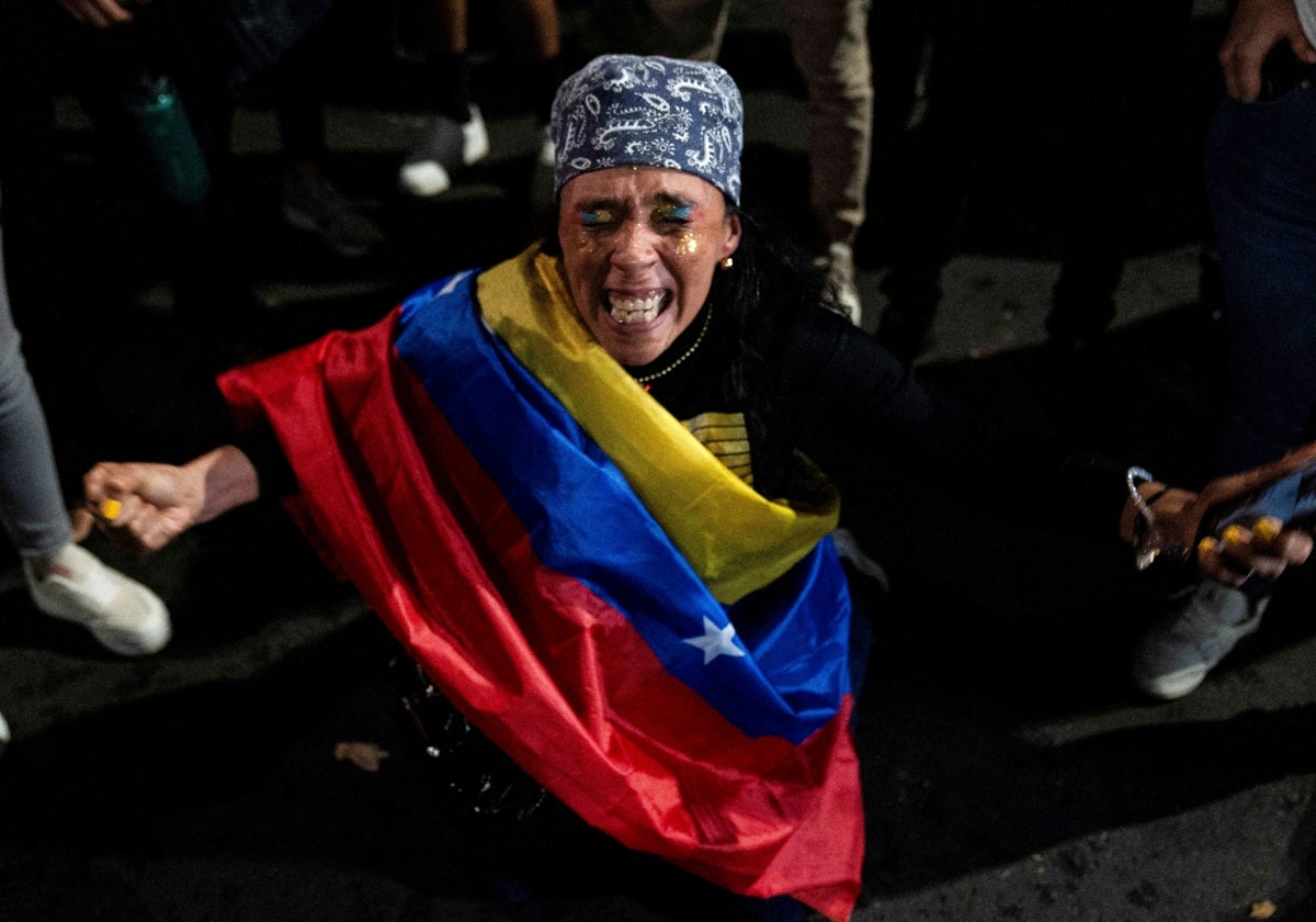 Una mujer grita ante la embajada de Venezuela en Ciudad de México tras el anuncio del CNE que daba la victoria a Maduro en las elecciones del 28 de julio