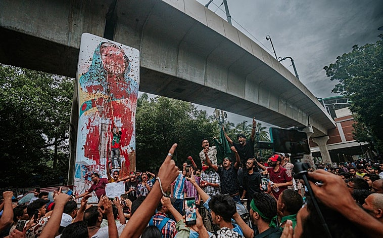 Imagen principal - Después de quince años de Gobierno, las protestas de los estudiantes en Bangladés han derrocado a la primera ministra Sheikh Hasina (imagen superior), quien huyó a la India el día que los manifestantes asaltaron el Parlamento (arriba a la izquierda). Una revolución que han presenciado los españoles Guillermo G. Díaz-Ambrona y Jeanine Bello Gastón, quienes estaban de vacaciones por el país y han sido testigos de este momento histórico lleno de tensión por la represión del Ejército (arriba a la derecha) 