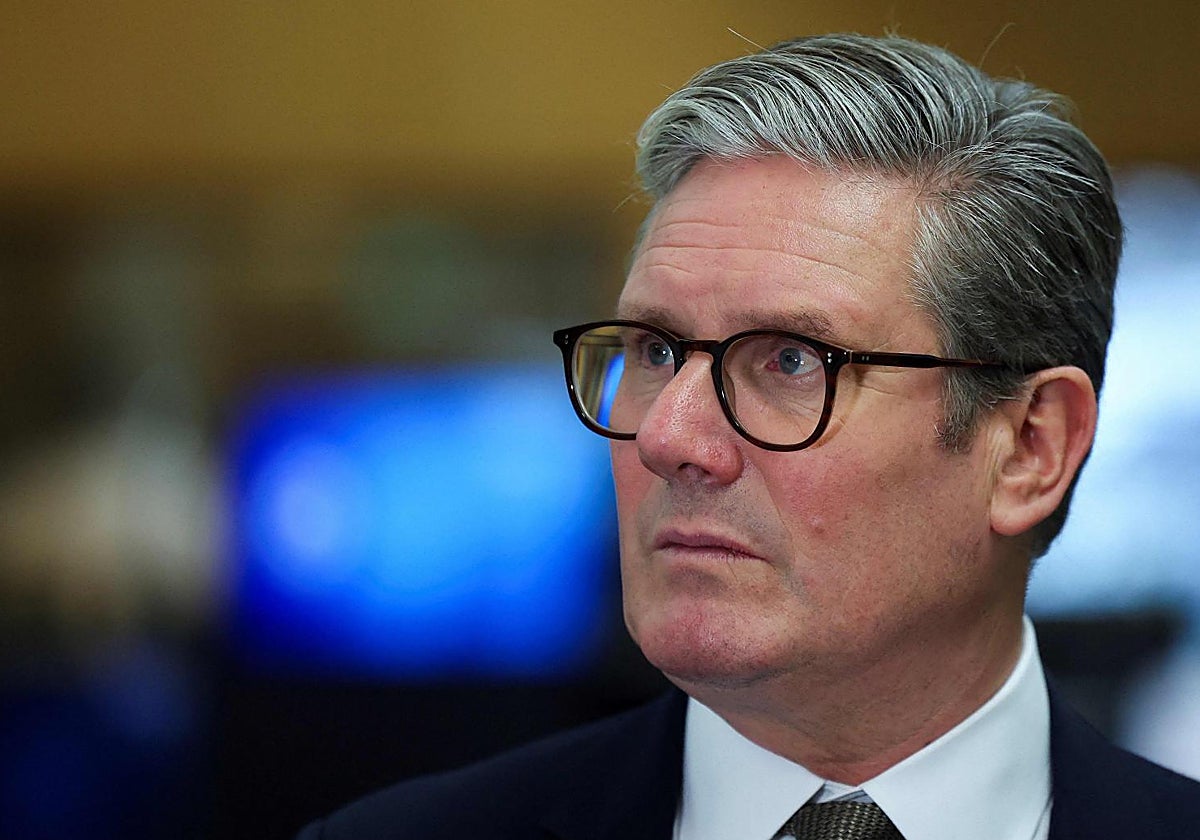 Starmer durante su visita a la Sala de Operaciones Especiales de la Policía Metropolitana de Lambeth, en Londres