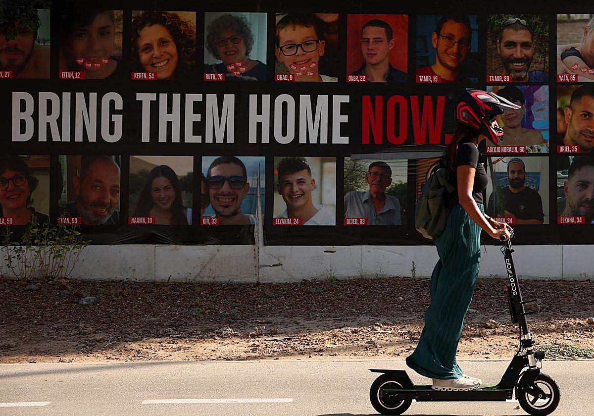 Carteles con los rostros de los rehenes israelíes secuestrados el 7O