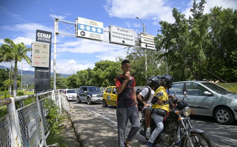 Imagen principal - Venezuela-Colombia: la frontera donde la vida resulta un acto de fe