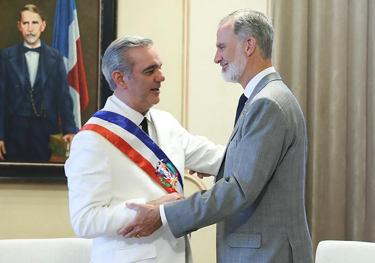 Luis Abinader recibe la felicitación presencial de Felipe VI en su toma de posesión este viernes en Santo Domingo