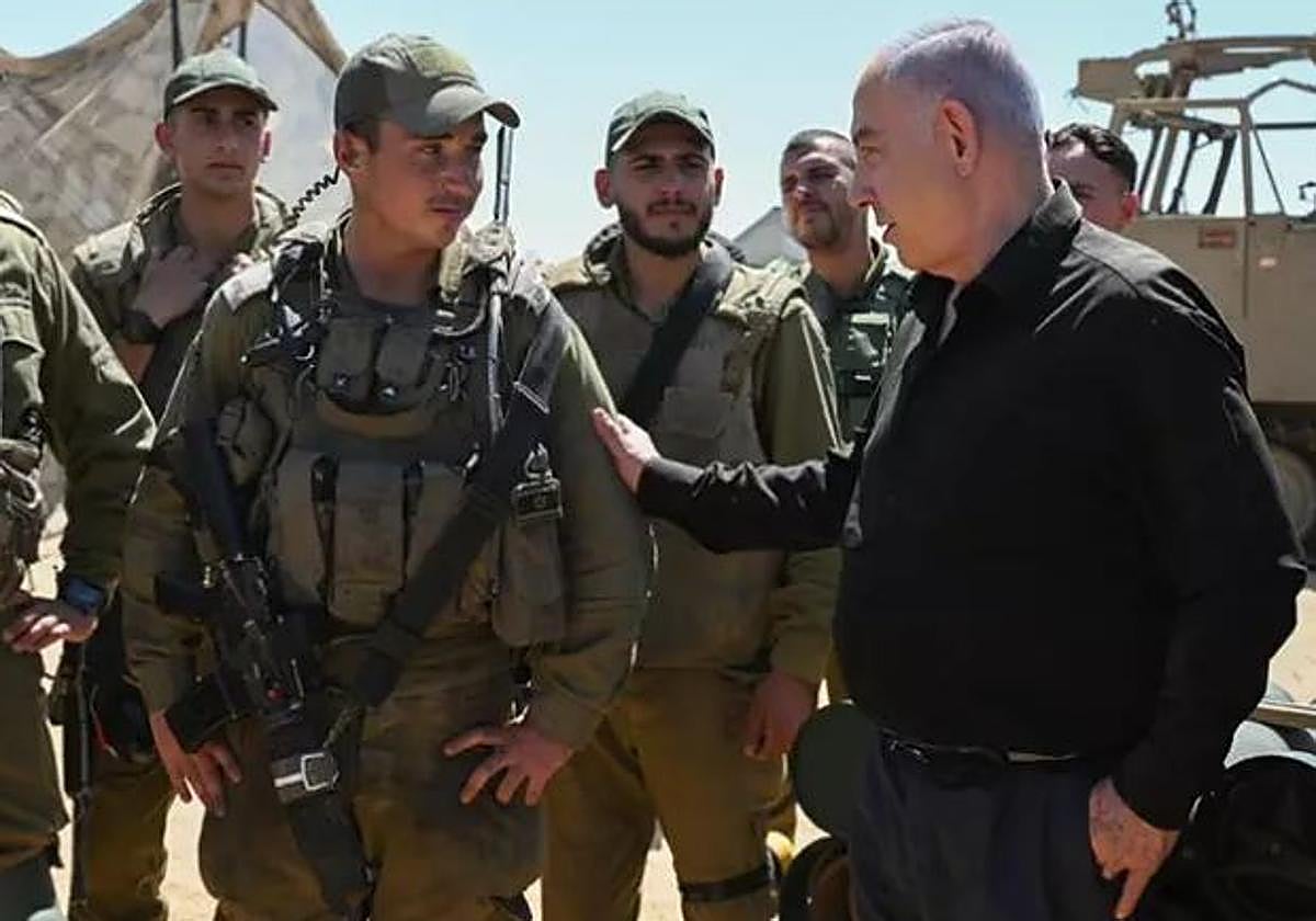 El primer ministro israelí, Benjamín Netanyahu, junto a militares en la Franja de Gaza en una imagen de archivo