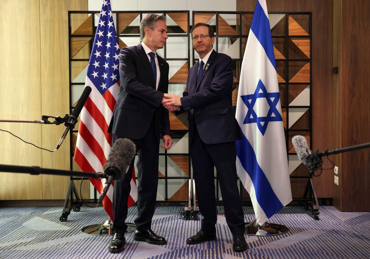 El secretario de Estado estadounidense, Antony Blinken, junto al presidente de Israel, Isaac Herzog, en Tel Aviv