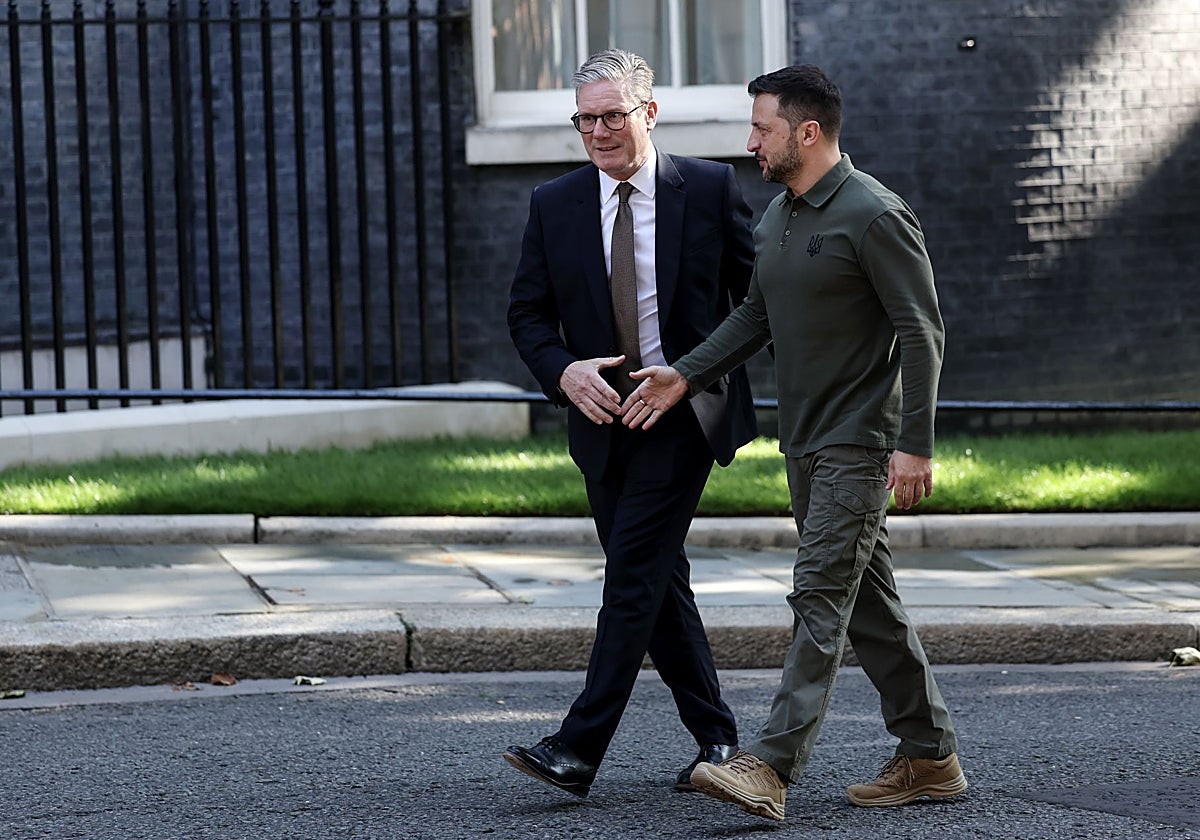 El primer ministro británico Keir Starmer con su homólogo ucraniano, Zelenski, en Londres