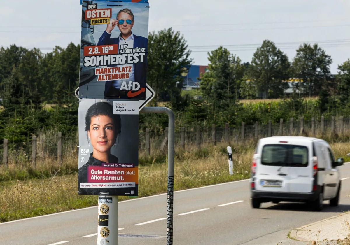 Carteles de campaña de el partido de extrema derecha AfD (arriba) y de extrema izquierda BSW (abajo) en una carretera en la región de Turingia