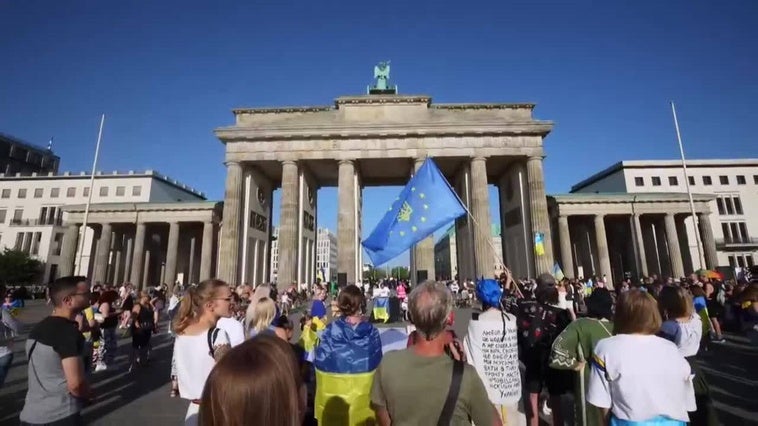 Conmemora la Independencia de Ucrania con homenaje a víctimas de la guerra en Berlín