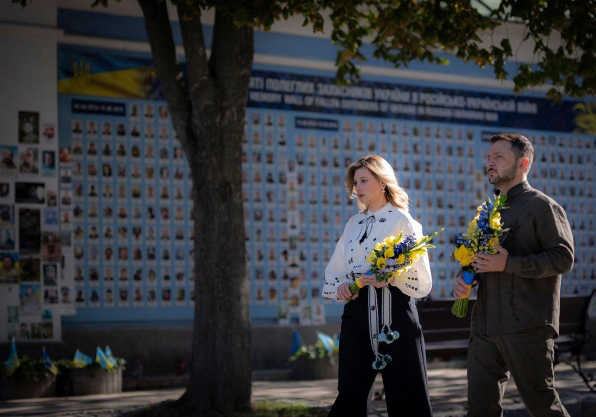 El presidente Zelenski junto a su mujer, Olena, en el Muro del Recuerdo durante el Día de la Independencia