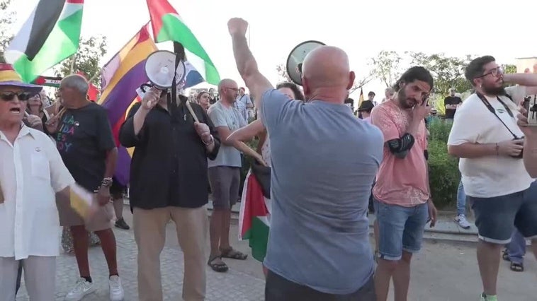 Medio millar de personas se concentran en Madrid para colgar una bandera gigante de Palestina