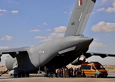 Imagen secundaria 1 - Desde que estalló la guerra en Gaza en octubre, unos 100.000 palestinos han huido al vecino Egipto pese al cierre de fronteras y a que no se les concede el estatus de refugiados para evitar una avalancha migratoria que desestabilizaría la región y podría extender el conflicto. La mayoría salieron por el paso de Rafah entre noviembre del año pasado y mayo, cuando el Ejército israelí lo conquistó y cerró. El 1 de febrero, en un viaje organizado por el Gobierno egipcio, ABC llegó hasta este cruce fronterizo, por donde salían familias palestinas cargando los pocos enseres que habían podido salvar (imagen superior) y algunos heridos eran evacuados en avión a otros países como Qatar (arriba a la izquierda y derecha) desde el cercano aeropuerto de El Arish