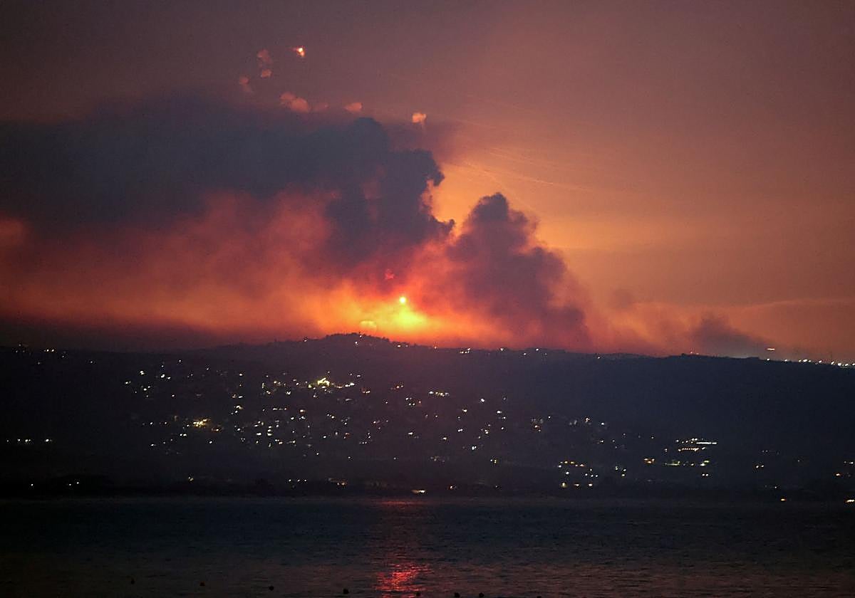 Vista del humo y fuego en el lado libanés de la frontera con Israel.