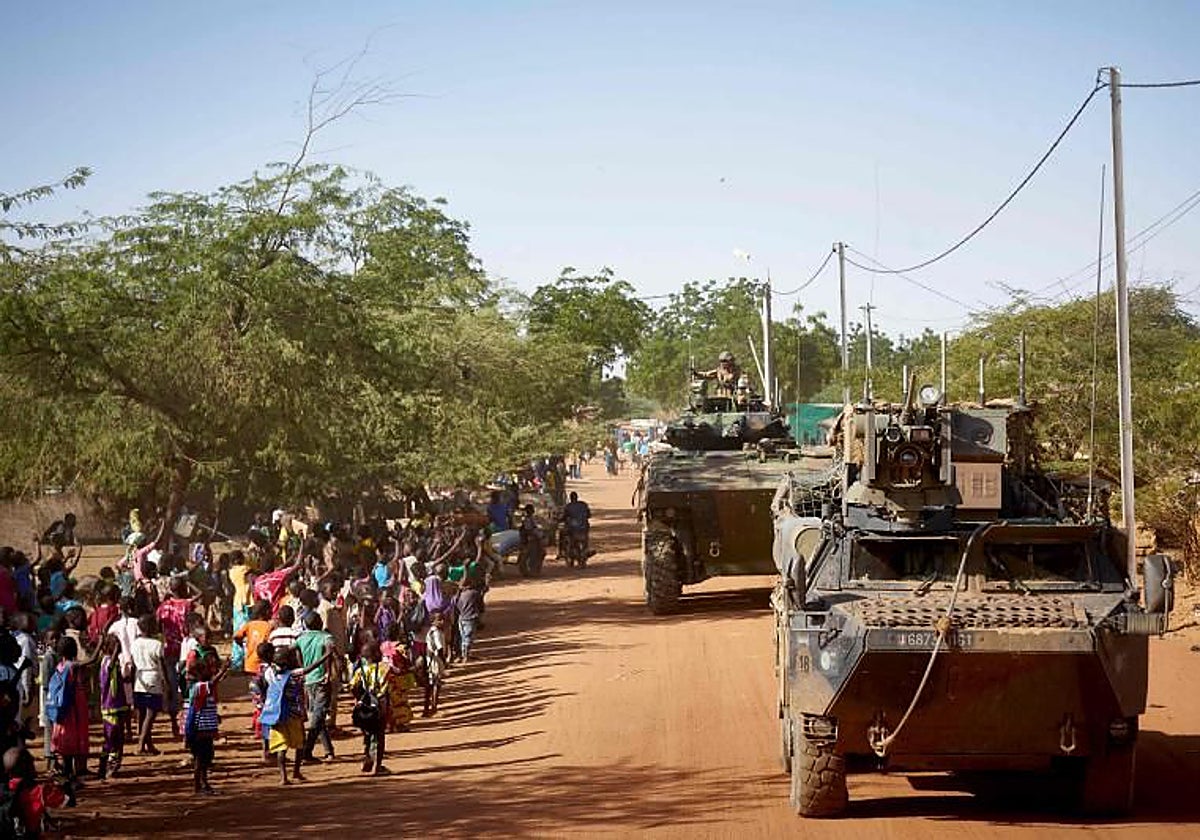 soldados del ejército francés patrullan el pueblo de Gorom Gorom en el norte de Burkina Faso