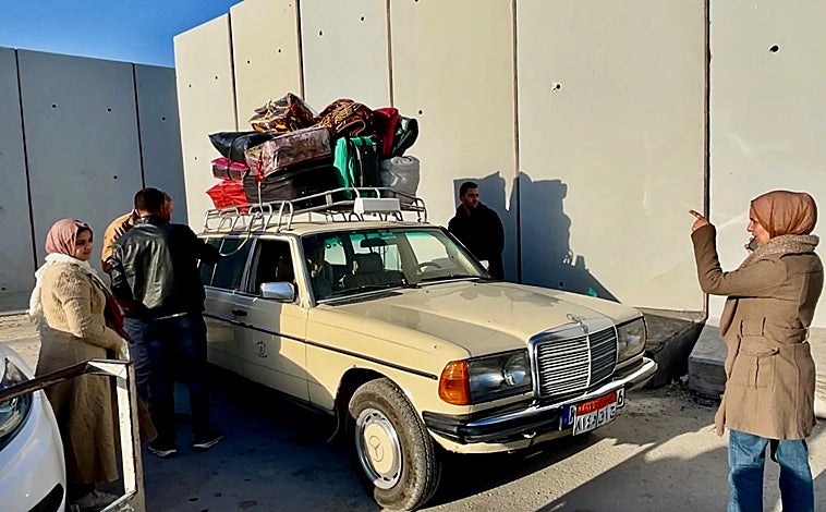 Imagen principal - Desde que estalló la guerra en Gaza en octubre, unos 100.000 palestinos han huido al vecino Egipto pese al cierre de fronteras y a que no se les concede el estatus de refugiados para evitar una avalancha migratoria que desestabilizaría la región y podría extender el conflicto. La mayoría salieron por el paso de Rafah entre noviembre del año pasado y mayo, cuando el Ejército israelí lo conquistó y cerró. El 1 de febrero, en un viaje organizado por el Gobierno egipcio, ABC llegó hasta este cruce fronterizo, por donde salían familias palestinas cargando los pocos enseres que habían podido salvar (imagen superior) y algunos heridos eran evacuados en avión a otros países como Qatar (arriba a la izquierda y derecha) desde el cercano aeropuerto de El Arish