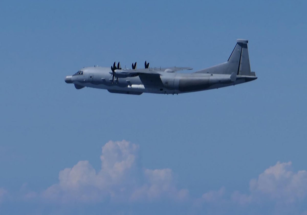 Un avión militar chino  que, según el Ministerio de Defensa de Japón, violó el espacio aéreo japonés