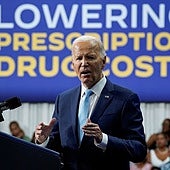 Un juez bloquea el programa de Biden que regulariza a los cónyuges de ciudadanos de EE.UU.