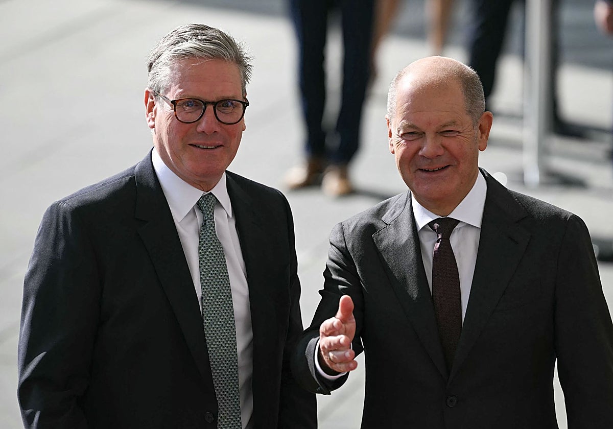 El canciller alemán Olaf Scholz (derecha) saluda al primer ministro británico Keir Starmer a su llegada a la Cancillería en Berlín