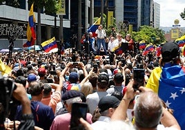 «¡Valiente, valiente!»: María Corina Machado reaparece a pesar de la represión