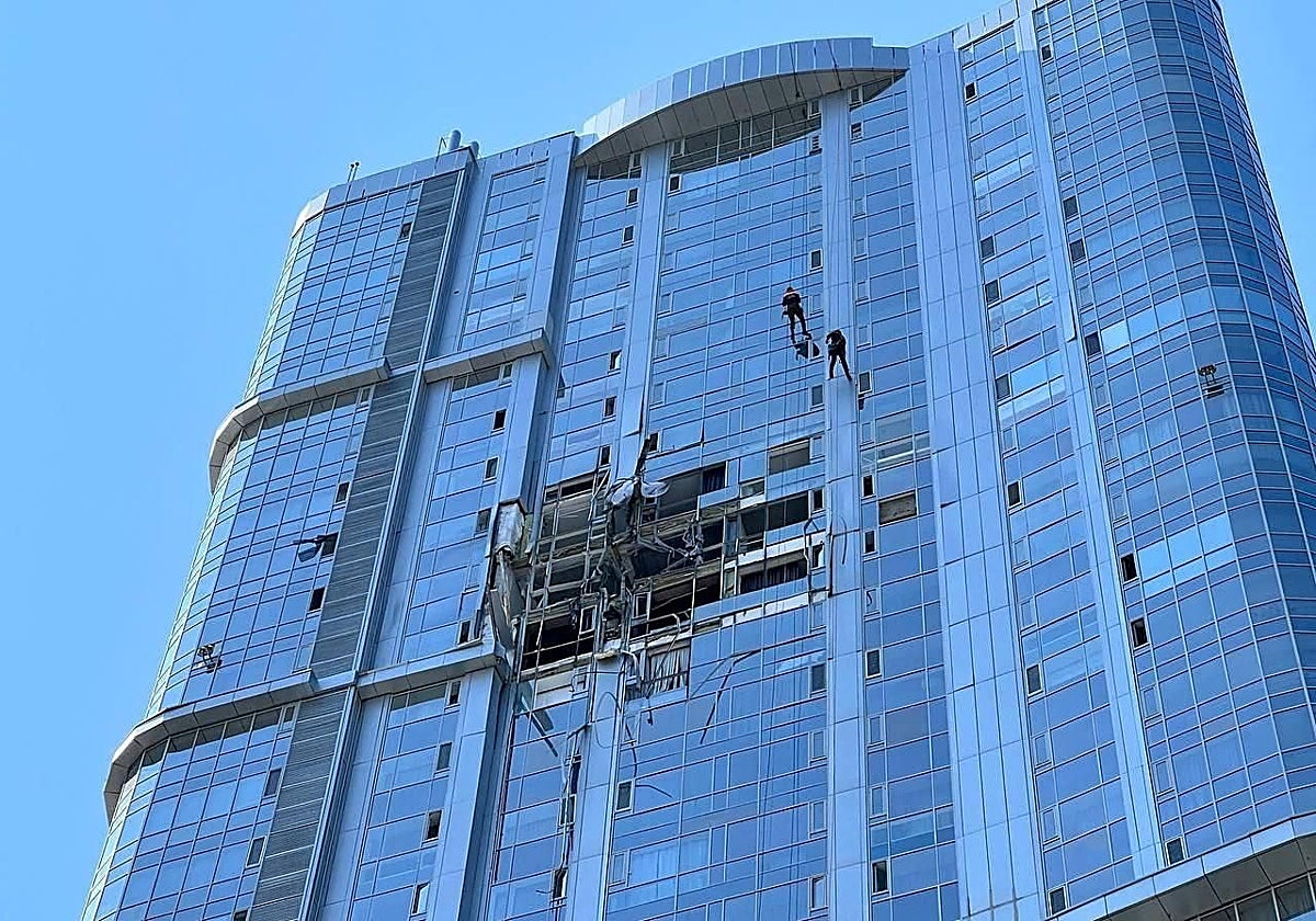 Un edificio residencial dañado por drones ucranianos, en Saratov, Rusia