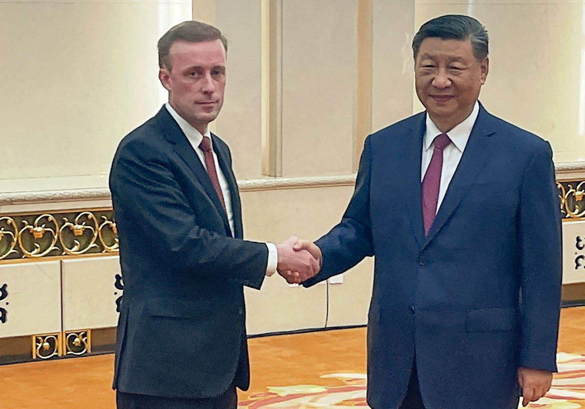 El consejero de Seguridad Nacional estadounidense Jake Sullivan junto al presidente chino Xi Jinping