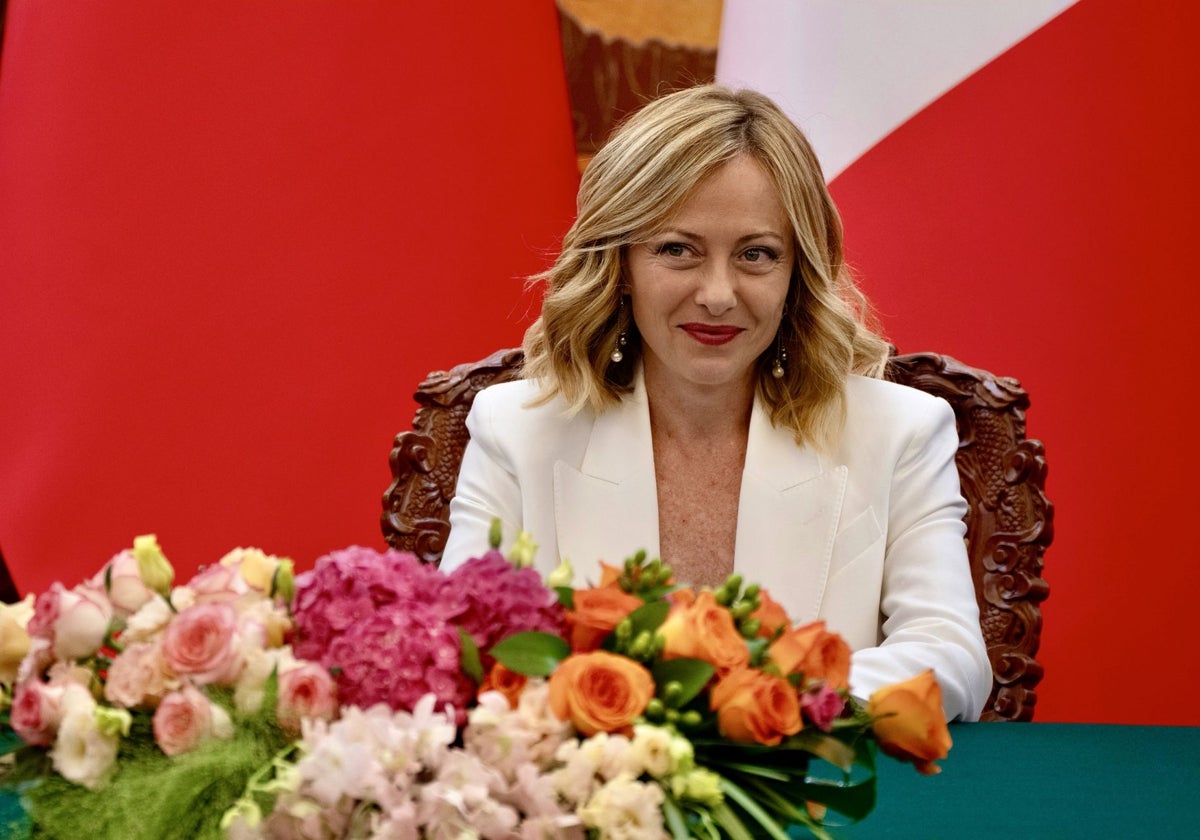 La primera ministra italiana, Giorgia Meloni, en un viaje a Pekín