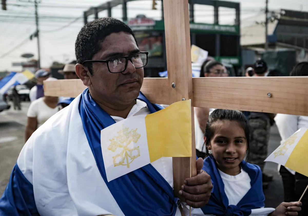 Nicaragüenses participan, en Costa Rica, en un viacrucis por los migrantes y presos políticos de Nicaragua