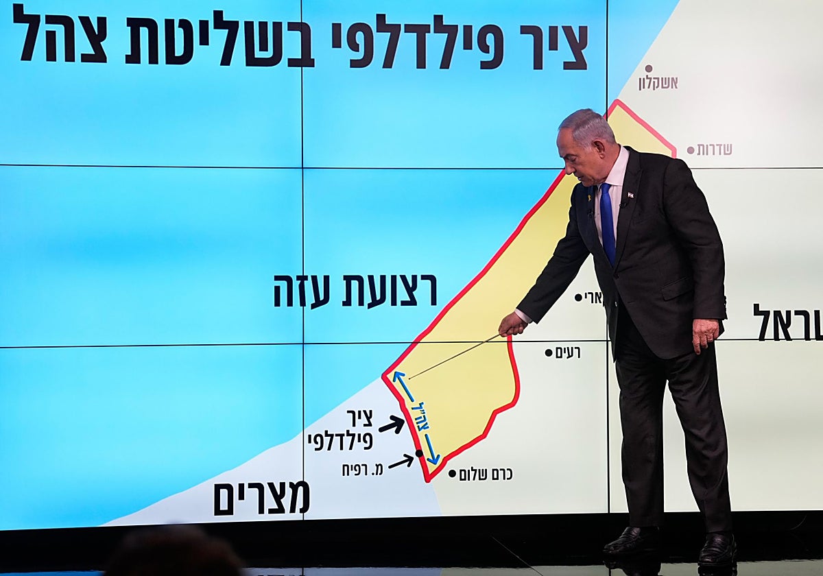 Netanyahu señala el Corredor Filadelfia durante una rueda de prensa