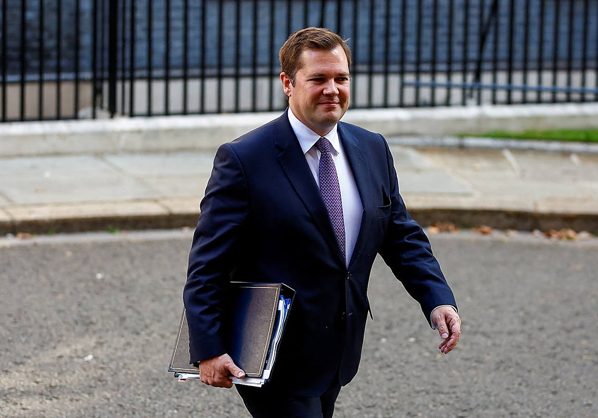 Robert Jenrick, exministro de Inmigración, encabeza la carrera por el liderazgo del Partido Conservador británico