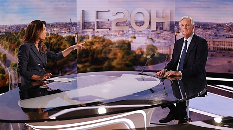 Barnier conversa con la periodista  y presentadora de televisión francesa Anne-Claire Coudray