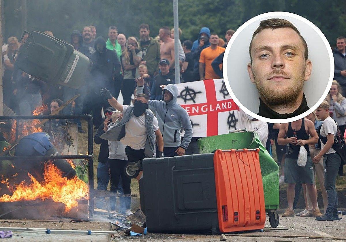 Los manifestantes arrojaron una papelera durante una protesta contra la inmigración