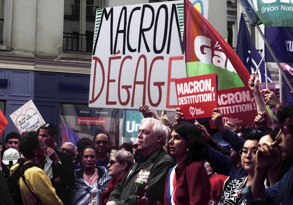 Manifestantes franceses cargan contra el presidente Macron